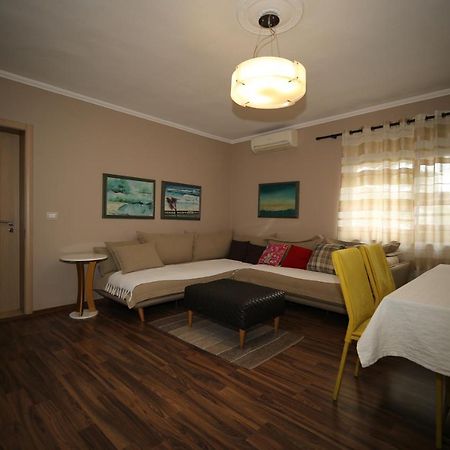 Eos Apartment Tirana Bagian luar foto