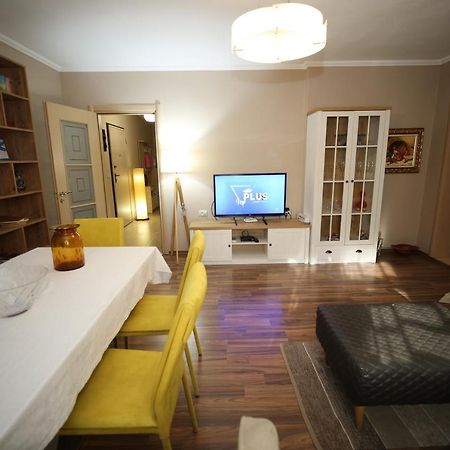 Eos Apartment Tirana Bagian luar foto