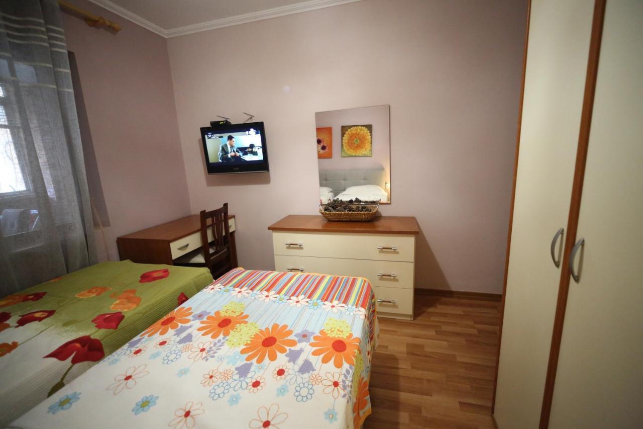 Eos Apartment Tirana Bagian luar foto