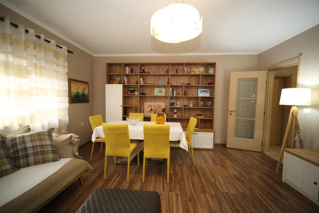 Eos Apartment Tirana Bagian luar foto
