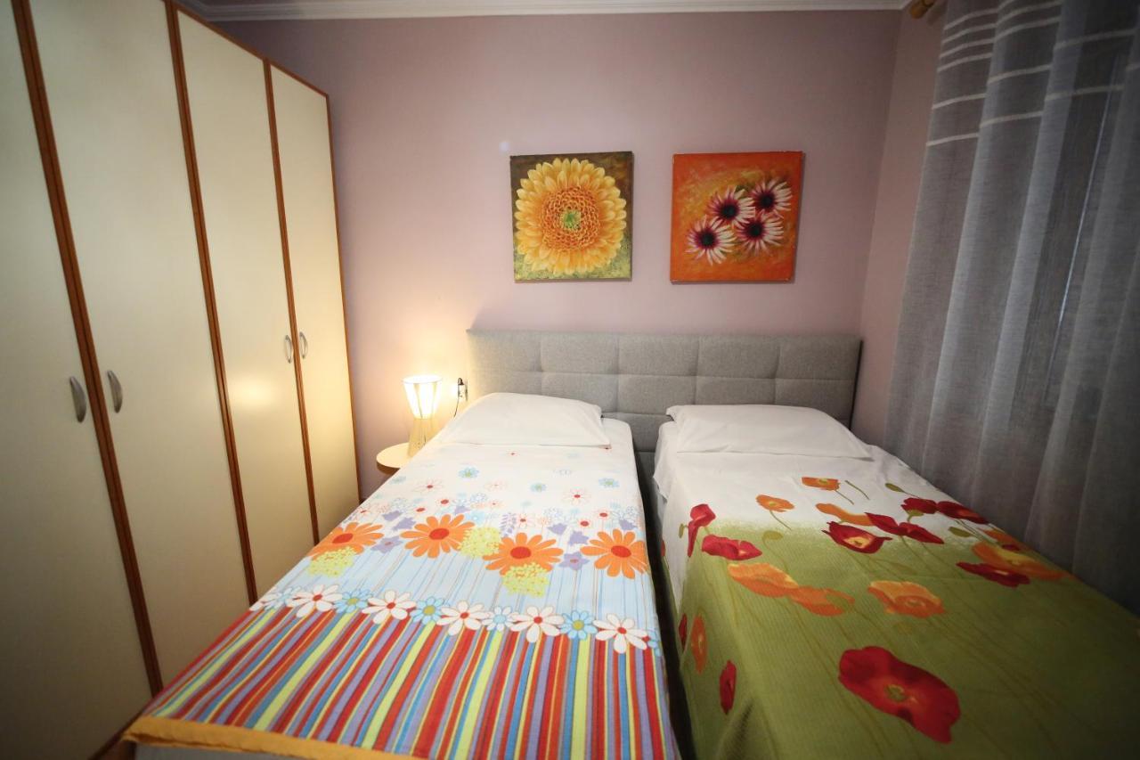Eos Apartment Tirana Bagian luar foto