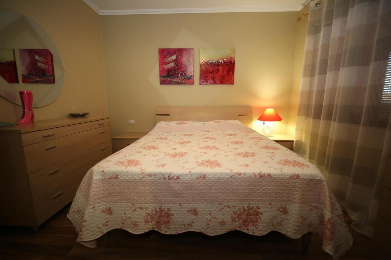 Eos Apartment Tirana Bagian luar foto