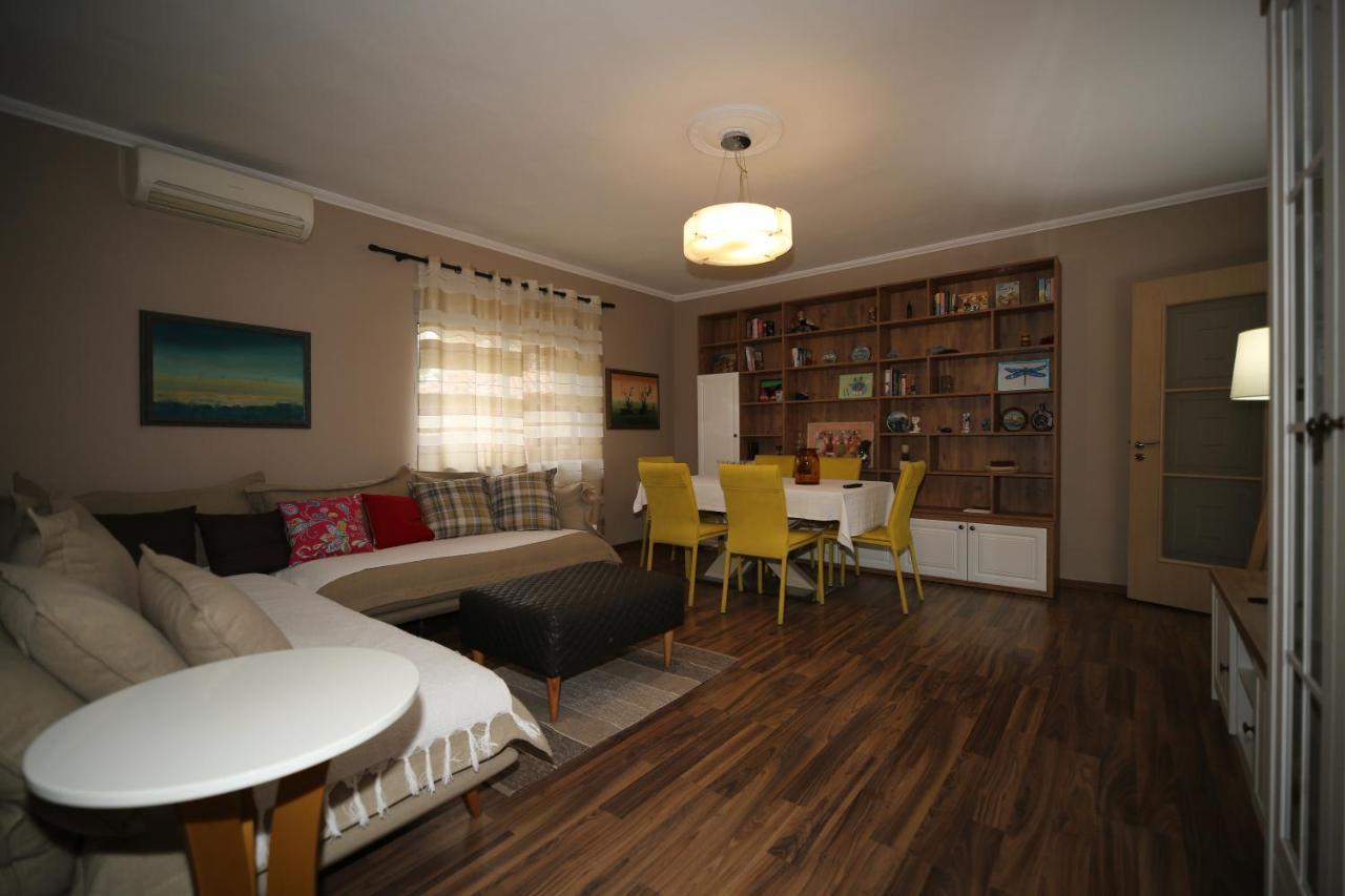 Eos Apartment Tirana Bagian luar foto